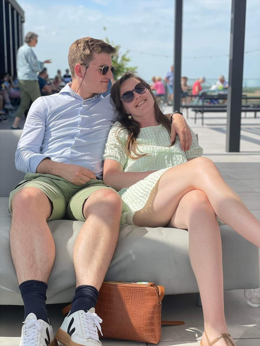 Valerie en Emiel samen op een zetel op een zonnig dakterras