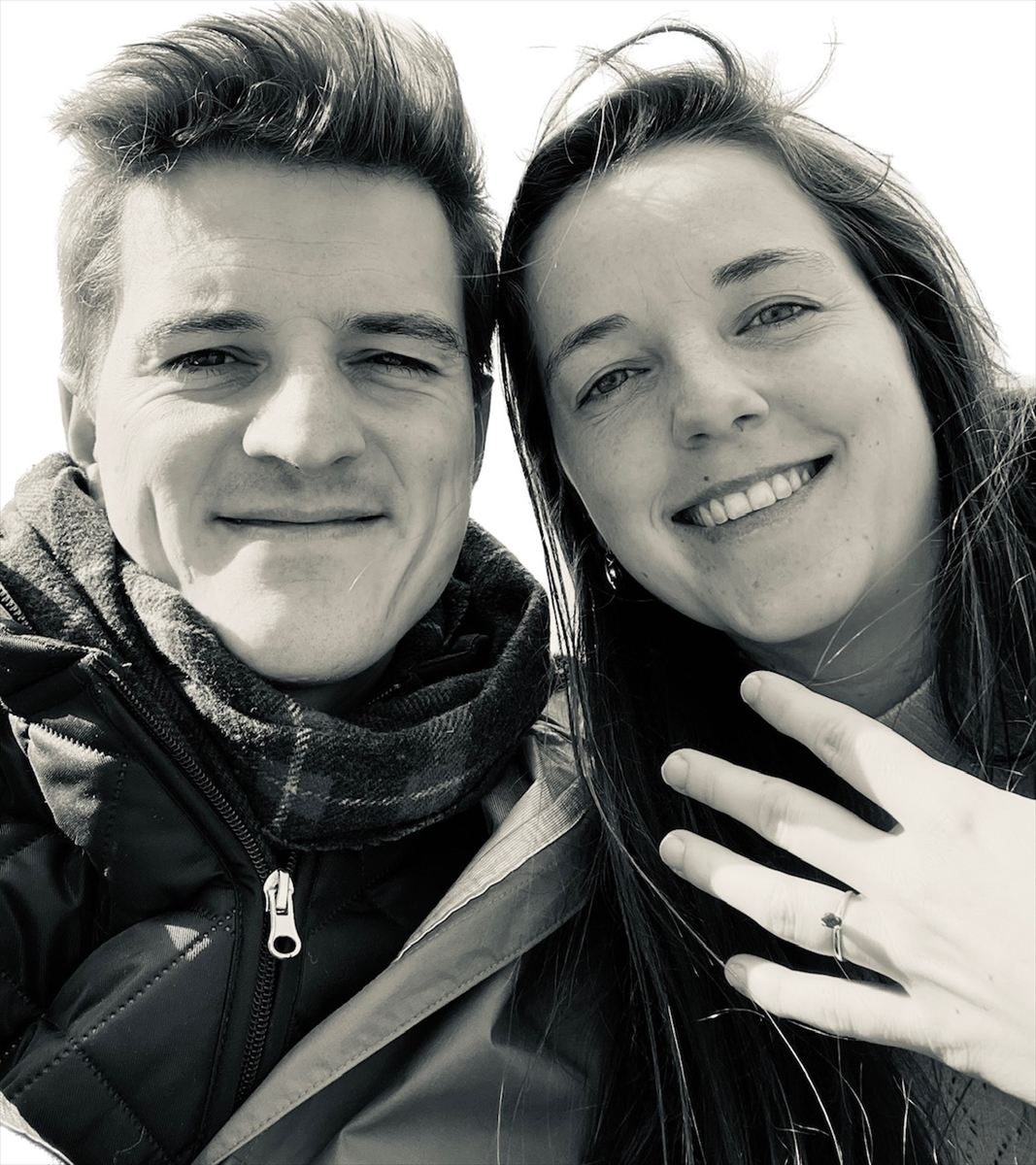 Zwart-witfoto van Valerie en Emiel; Valerie toont haar verlovingsring